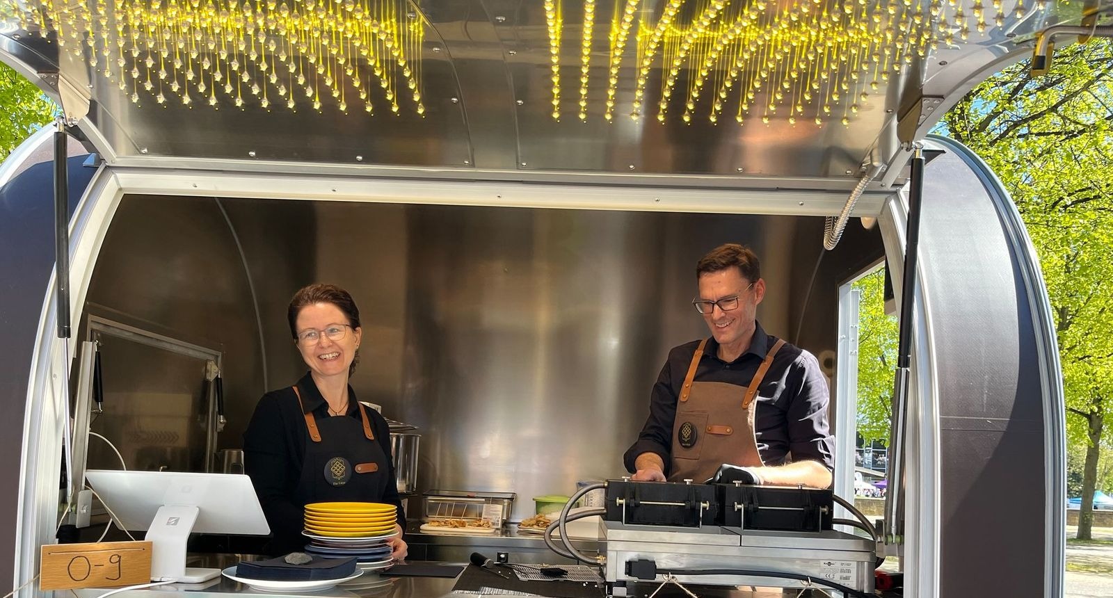 Nadine Rau und Mike Trepte backen im Waffeltrailer