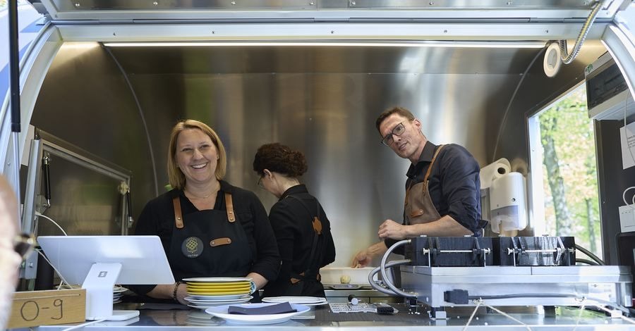 Das Team im geöffneten Waffeltrailer