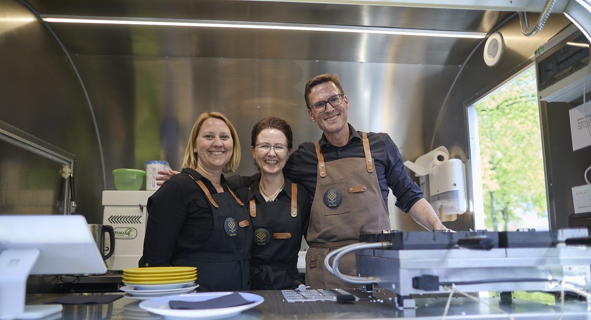 Das Team von The Liège im Waffeltrailer